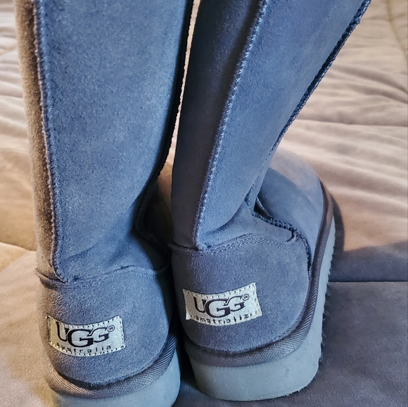 Ugg - Picture 2 of 6